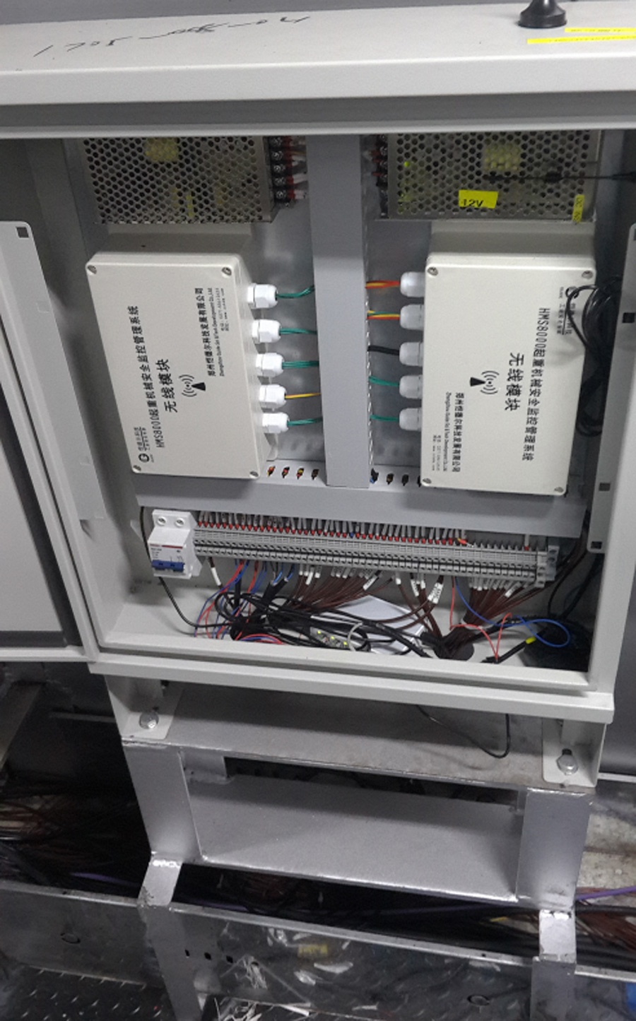 武漢順樂不銹鋼廠現場安裝橋式冶金吊安全監控系統項目